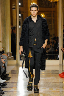 Versace  FALL 2018 MENSWEAR Milan MFW коллекция Версаче осень 2018 мужская неделя моды в Милане Mainstyles